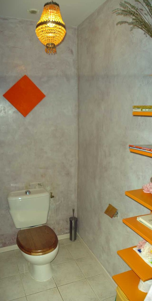 Die neu verputzte Toilette