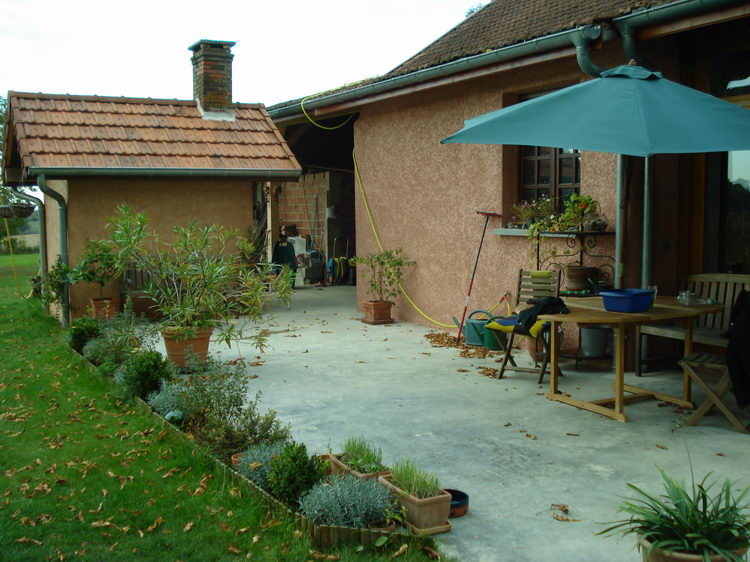 Die Terrassen- und Backhauswand sind verputzt