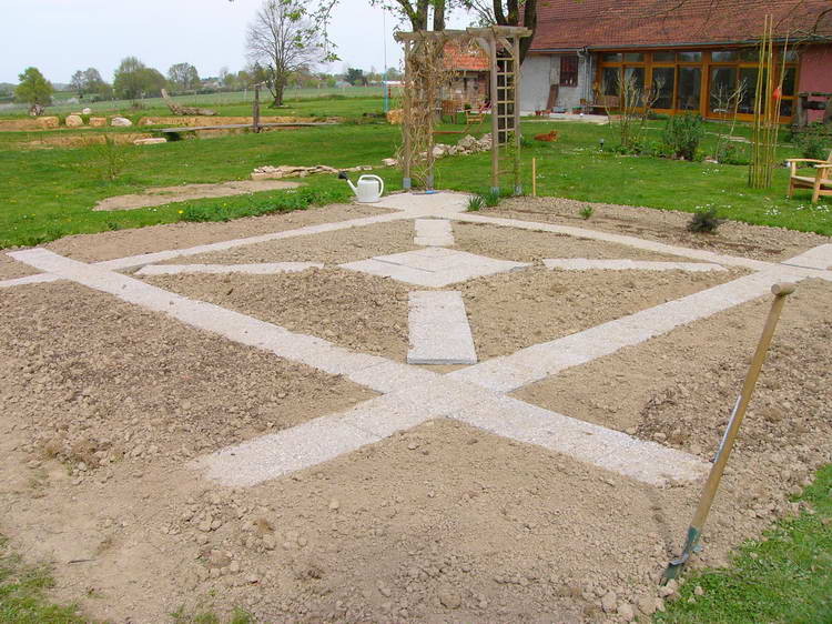 ... und verlegt die letzten Gartenplatten im Gemüsegarten