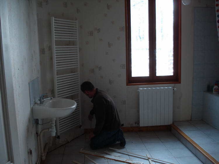 Die Heizkörper im Badezimmer werden ausgebaut, die Tapete muss runter