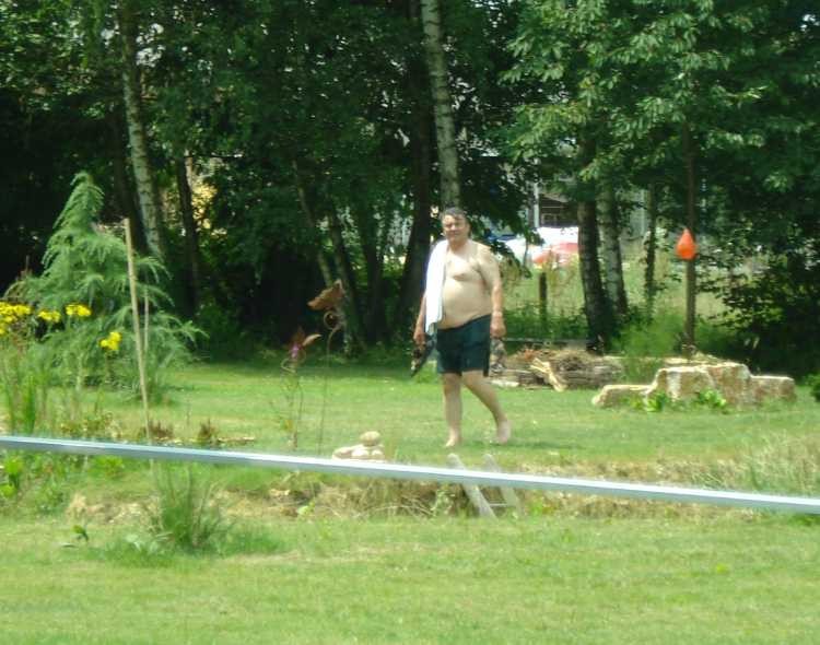 Freddy hilf tatkräftig mit - und erholt sich anschliessend bei einem Bad im Teich