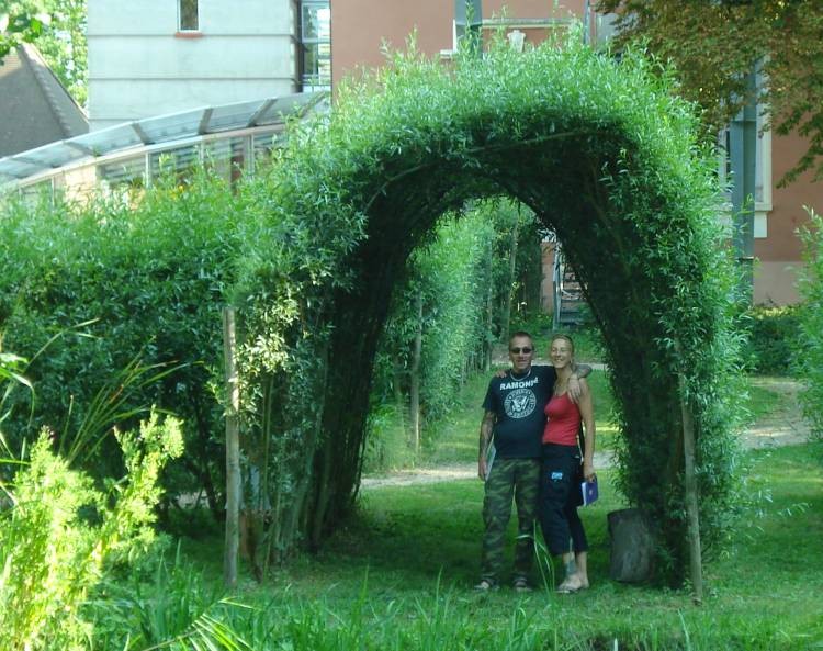 Peter und Andrea in einem Weidenbogen im Centre Eden