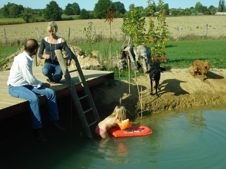 Pénélope geniesst das Planschen im Teich