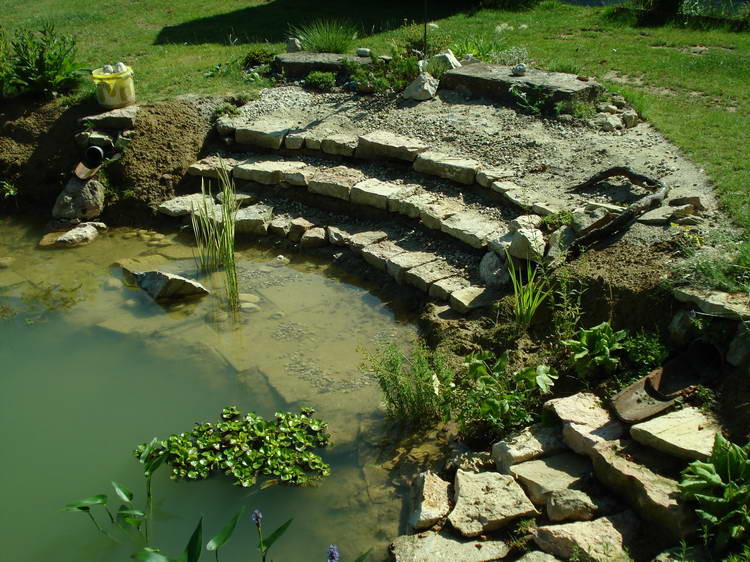 Zum Teich hin erstelle ich eine Art Treppe