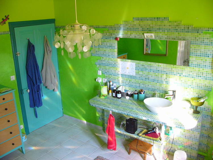 Den selbstgebautenTisch und die Rückwand haben wir mit Mosaik bestückt