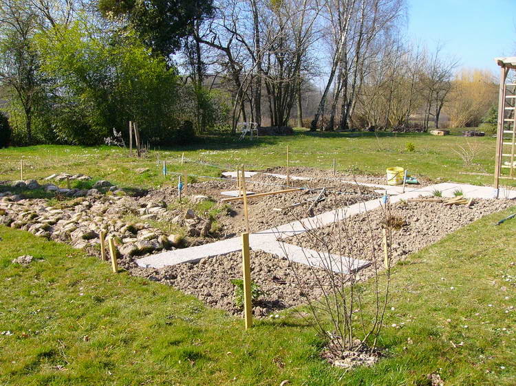 Neu angelegter Gemüsegarten - diesmal mit Steinplatten