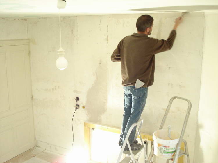 Die rückseitige Fliesenwand in der Dusche wird neu gemacht