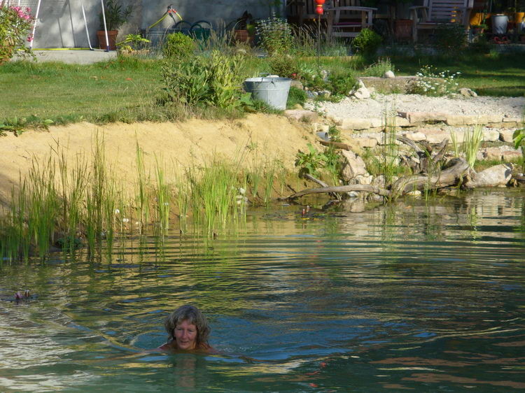 Henny geniesst das Bad im Schwimmteich