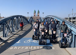 Die Blaue Brücke in Freiburg/Schwarzwald auf dem Segway