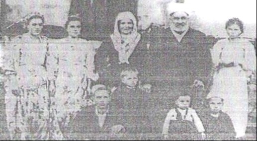 Mula Jakup (Ahmetov) Kardović sa suprugom Rukijom i djecom 