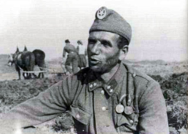 Jedinice Muslimanske milicije Vojnik Huskine Huske Miljkovića ulaze u milicije s mjesecom i oslobođeni Cazin 1944. godine zvijezdom na kapi 