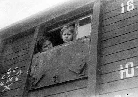 Dijete gleda kroz zapečaćeni vagon u kojem su se nalazili Krimski Tatari za deportaciju prije odlaska