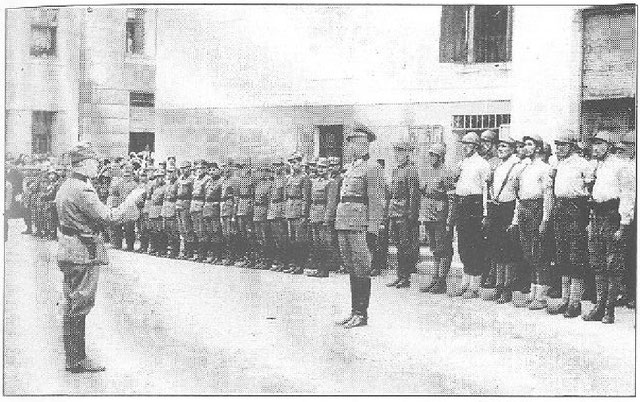 Bojnik Hadžiefendić prima odlikovanje reda Krune Kralja Zvonimira III stupnja sa mačevima 22.IX.1942 u Tuzli 