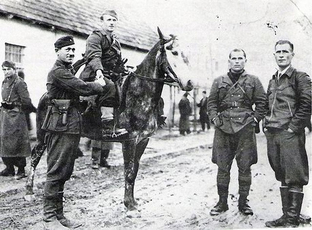 Huska Miljković (drugi s desna) i njegovi vojnici u društvu sa ustašom 