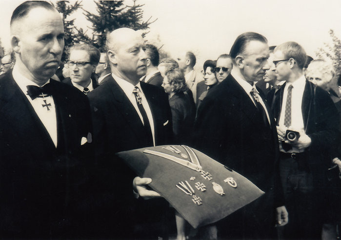 prvi lijevo Albert Stenwedel - sa ordenima: Heinz Macher desno: Hugo Kraas