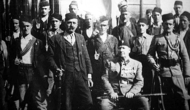 Avdaga Hasić (sjedi), 1943. godine u Kladnju sa svojim jurišnicima 
