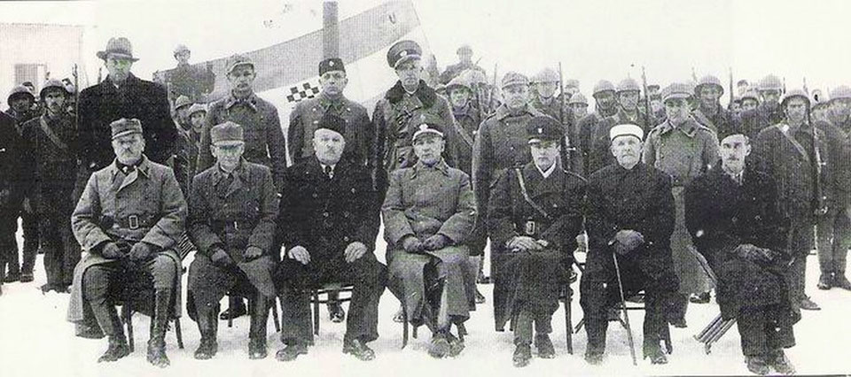 Formiranje legije 22.12.1941. Muhamedaga Hadžiefendić stoji u sredini, Husein ef. Jahić sjedi drugi s desna, Omer Gluhić stoji desno od njega 