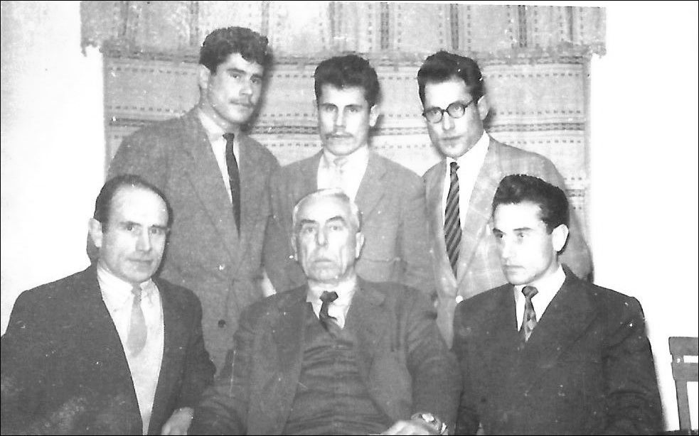 Hasan-aga Zvizdić sa sinovima u Izmiru 1957. godine. Gornji red lijevo: Kemal (1937), Muhamed-Mušan (1934-2012), Murat (1931-1991). Sjede sa lijeve strane: Ibrahim (1925-2005), Hasan-aga i Alija (1928-1994). 