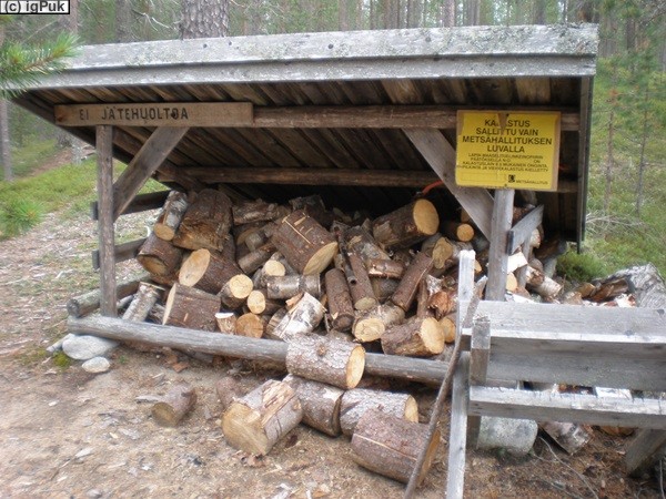 Korouoma Wanderrastplatz mit Grillholz