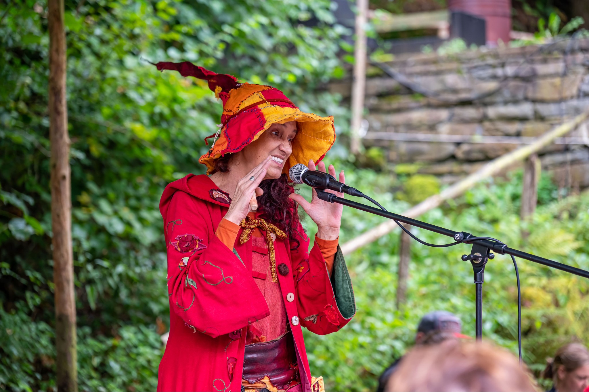 Hexe Cara erzählt Märchen beim Kürbismarkt 2023