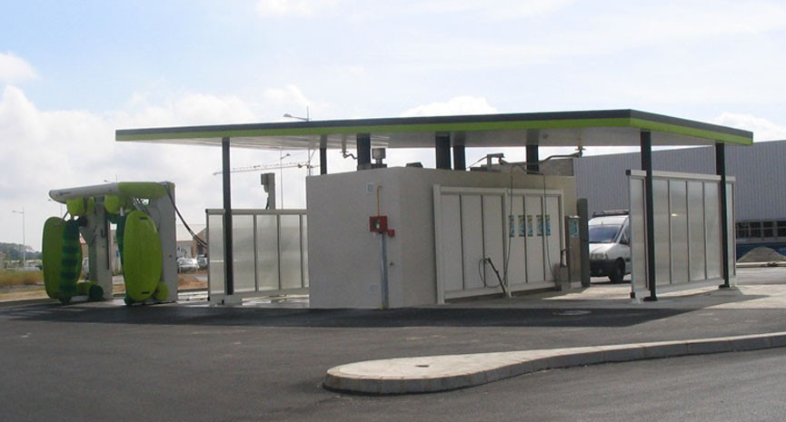 Charpente métallique avec toit plat pour station de lavage