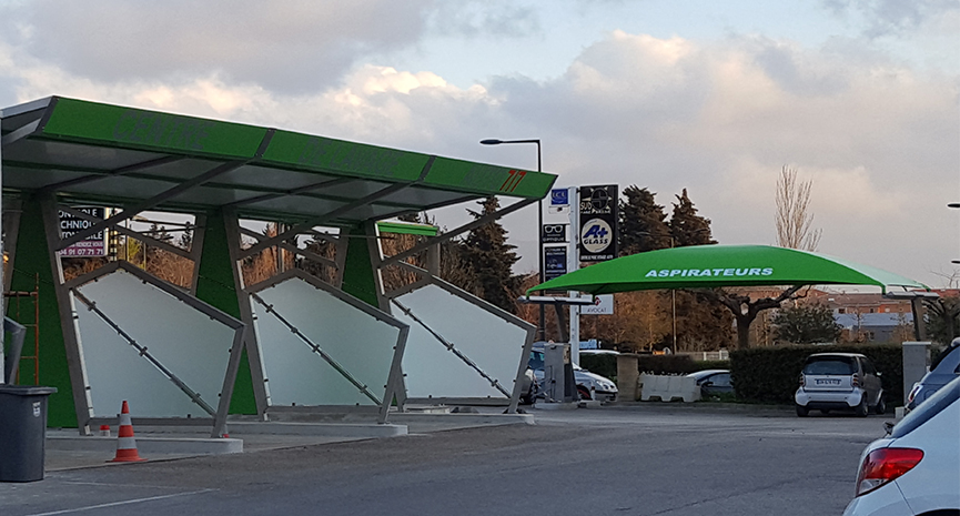 Couverture métallique avec cloisons translucides pour centre de lavage
