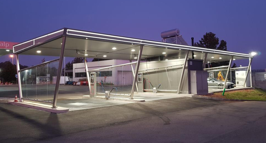 Couverture métallique avec structure inox et bandeau incliné pour station de lavage