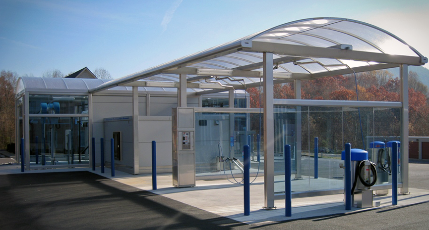 Couverture métallique avec voutes translucides pour station de lavage