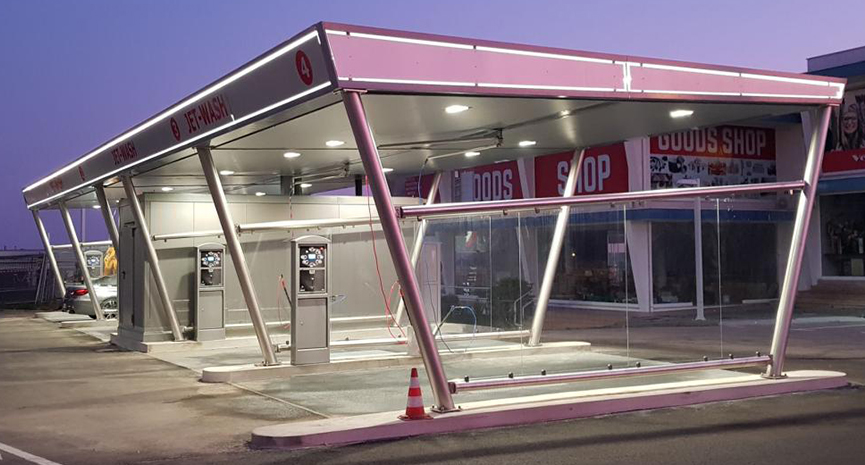 Charpente métallique avec structure inox et bandeau incliné pour station de lavage
