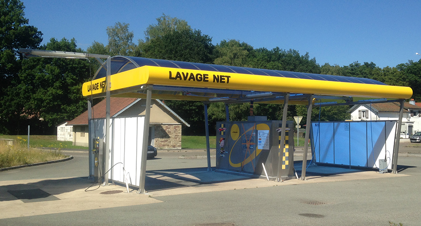 Charpente métallique avec bandeau périphérique arrondi pour station de lavage