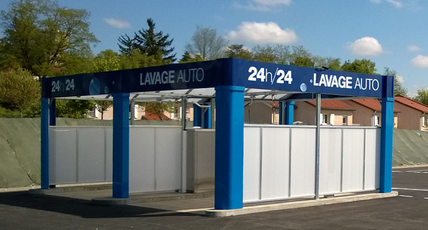 Charpente métallique avec cloisons opaques pour lavage auto