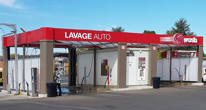 Charpente métallique avec local technique pour station de lavage auto