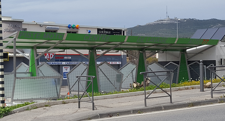 Charpente métallique avec cloisons translucides pour station de lavage
