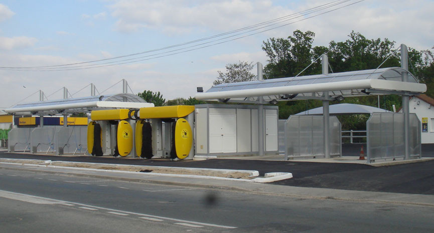 Charpente métallique avec toiture en voute translucide pour station de lavage