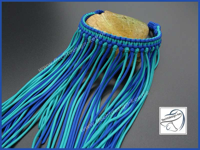 Fliegenfransen aus Paracord als Stirnriemen für Pferde