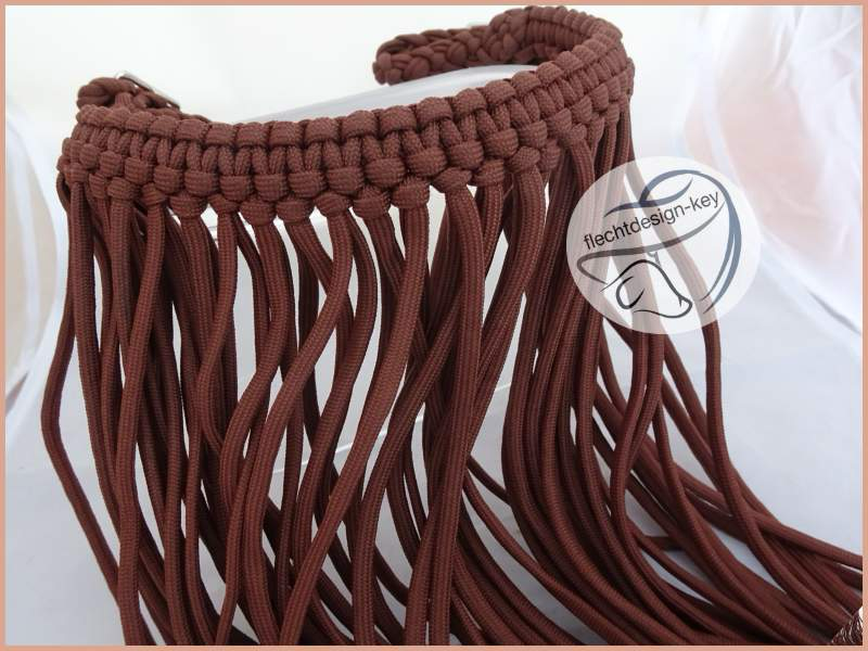 Fliegenfransen geflochten aus Paracord als Stirnriemen, zum einschnallen