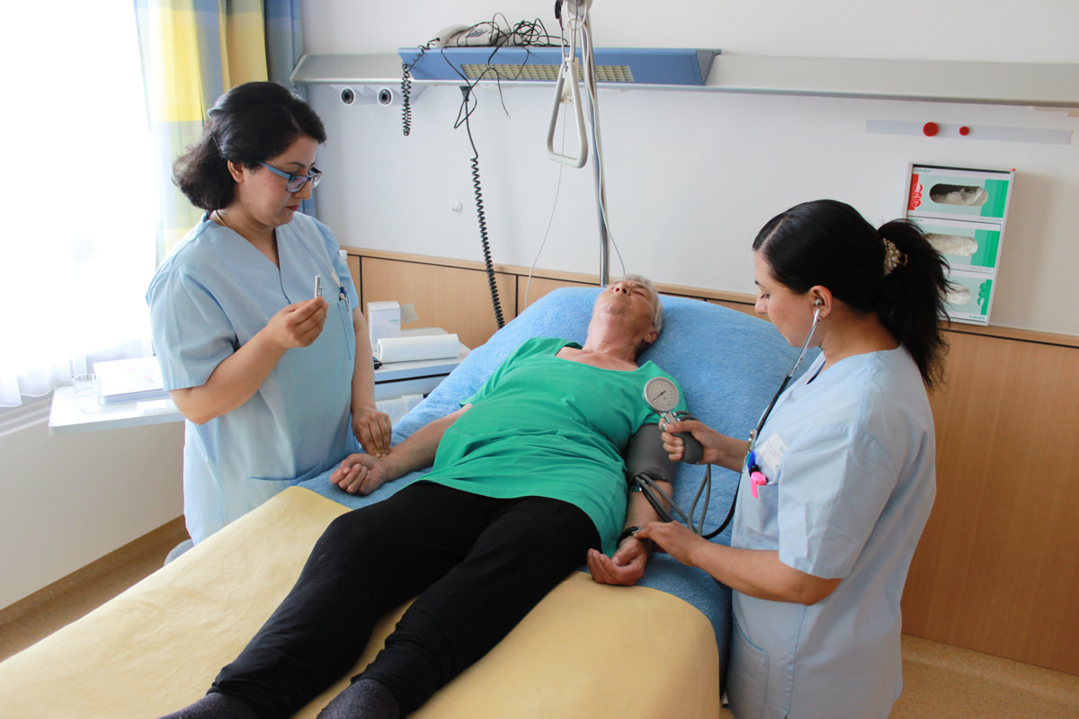 Praktische Ausbildung - Schule für Krankenpflegehilfe