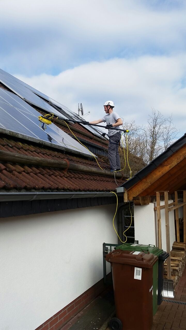 Solaranlagenreinigung mit Seilzugangstechnik