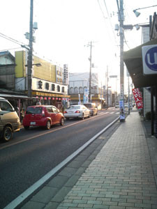 バス停を背に道路を見る