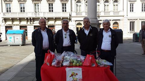 il banchetto in Piazza della Borsa 