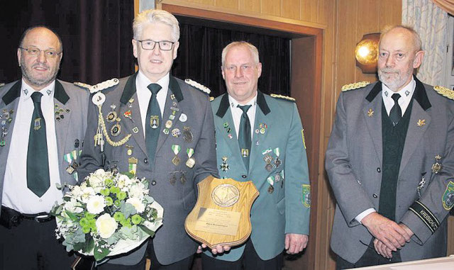 Kreisschützenmeister Otto Heinsohn (r.) und sein Stellvertreter Stefan Thiele (2.v.r.) zeichneten Gerd Brokelmann (2.v.l.) aus, der 30 Jahre lang Geschäftsführer des Schützenverbands Altkreis NeuhausOste gewesen ist. Sein Amtsnachfolger wurde Wilfried Rön