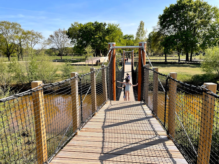 Pont suspendu dans le  parc d'animation en bois du Teich