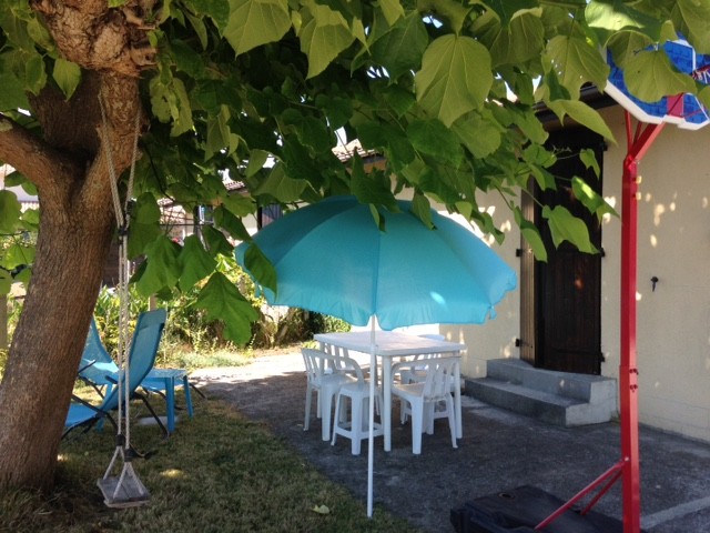 Terase sous le Catalpa en été, du gite "Vacances sous le Catalpa" au Teich sur le Bassin d'Arcachon