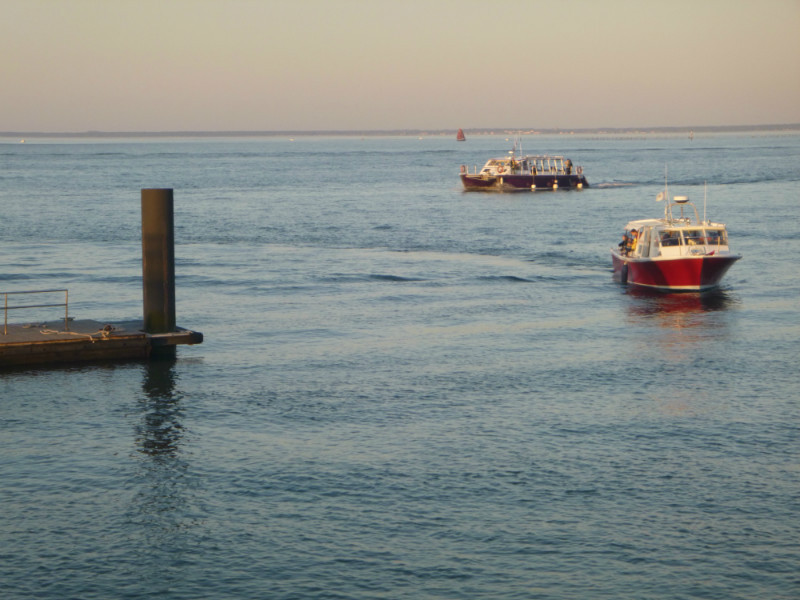 Départ de navettes de la jetée  d'Eyrac à Arcachon sur le bassin d'Arcachon