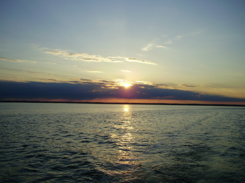 Bassin d'Arcachon au petit matin en partant vers les parcs à huîtres