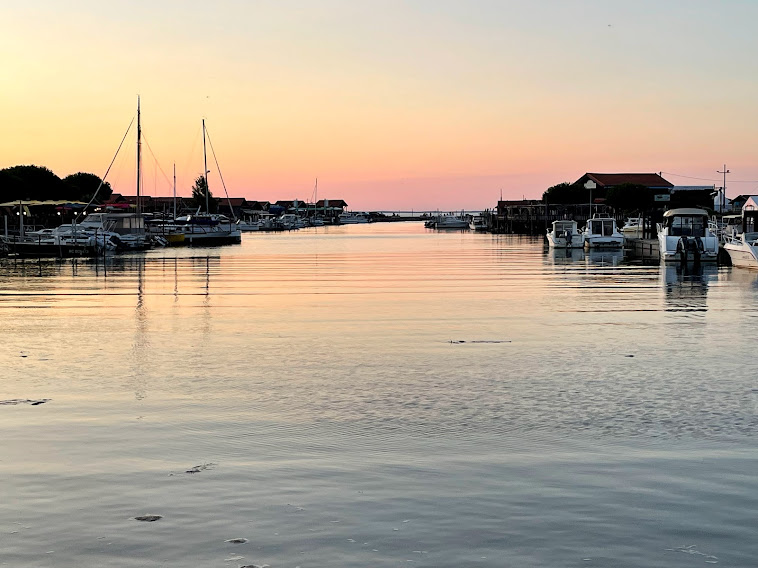 Port de Larros, un des 7 ports de Gujan, au crépuscule et à marée haute