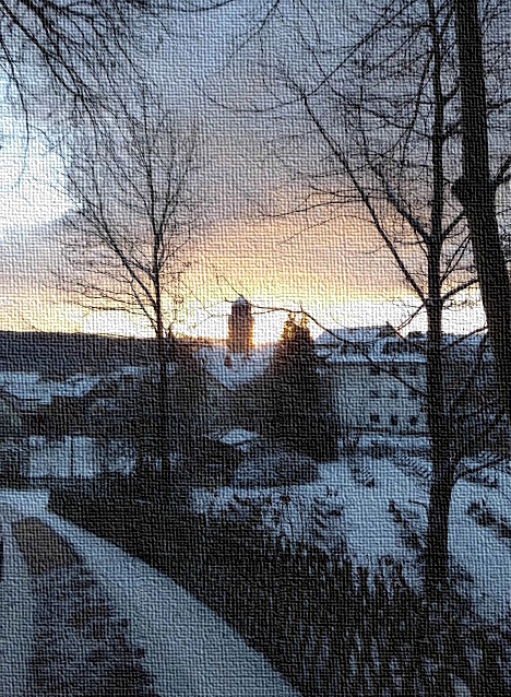 Morgenhimmel hinter Kirchturm und verschneitem Diakonissen-Friedhof