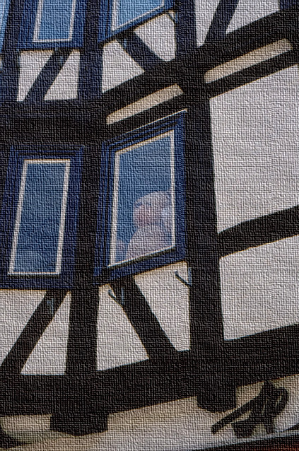 Teddybär winkt am Fenster