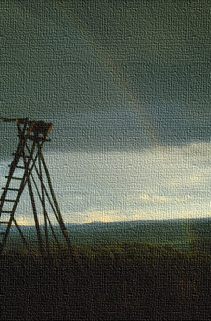 Blasser Regenbogen über Hochsitz und bayerischer Rhön