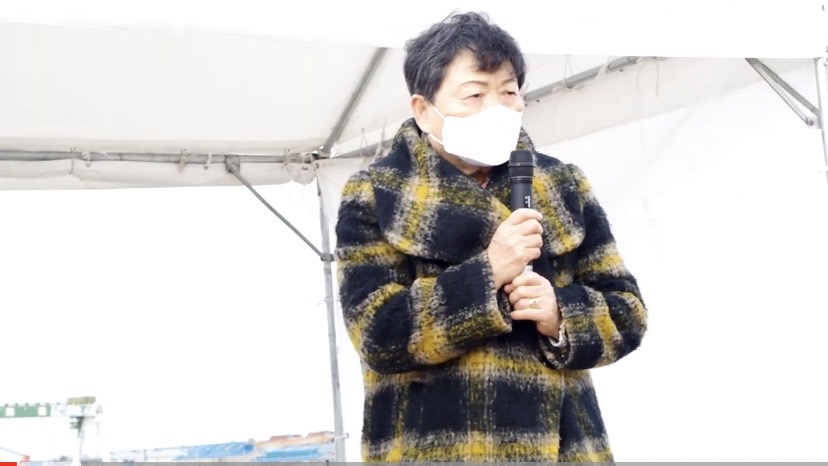 帰国船での経験（川崎栄子代表、2021年12月14日、新潟港中央ふ頭にて）